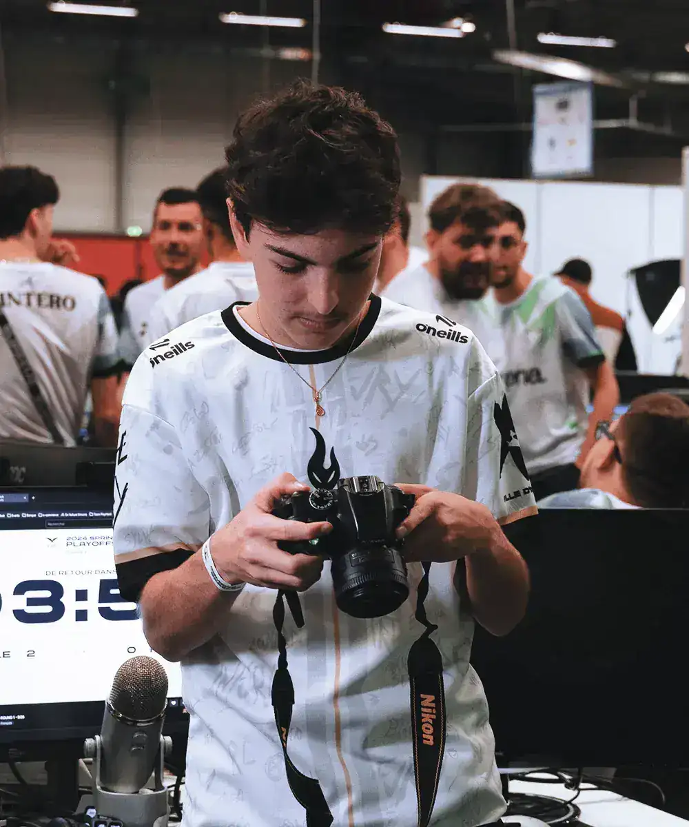 Arthur Constantin avec un appareil photo sur un événement esport