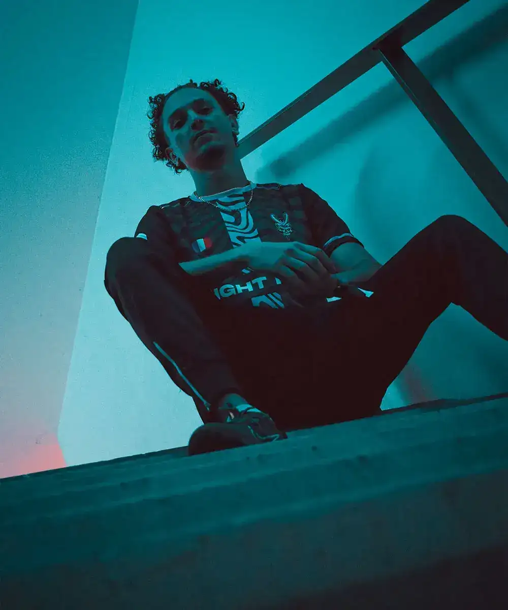 Photo portrait en lumière cyan réalisée par Arthur Constantin