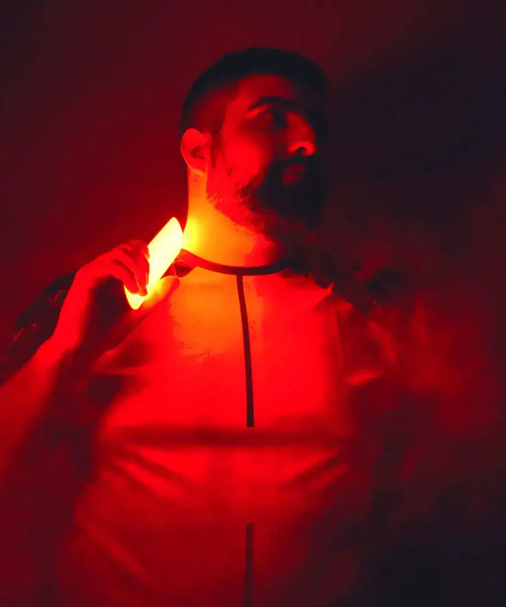 Portrait en lumière rouge réalisé par Arthur Constantin