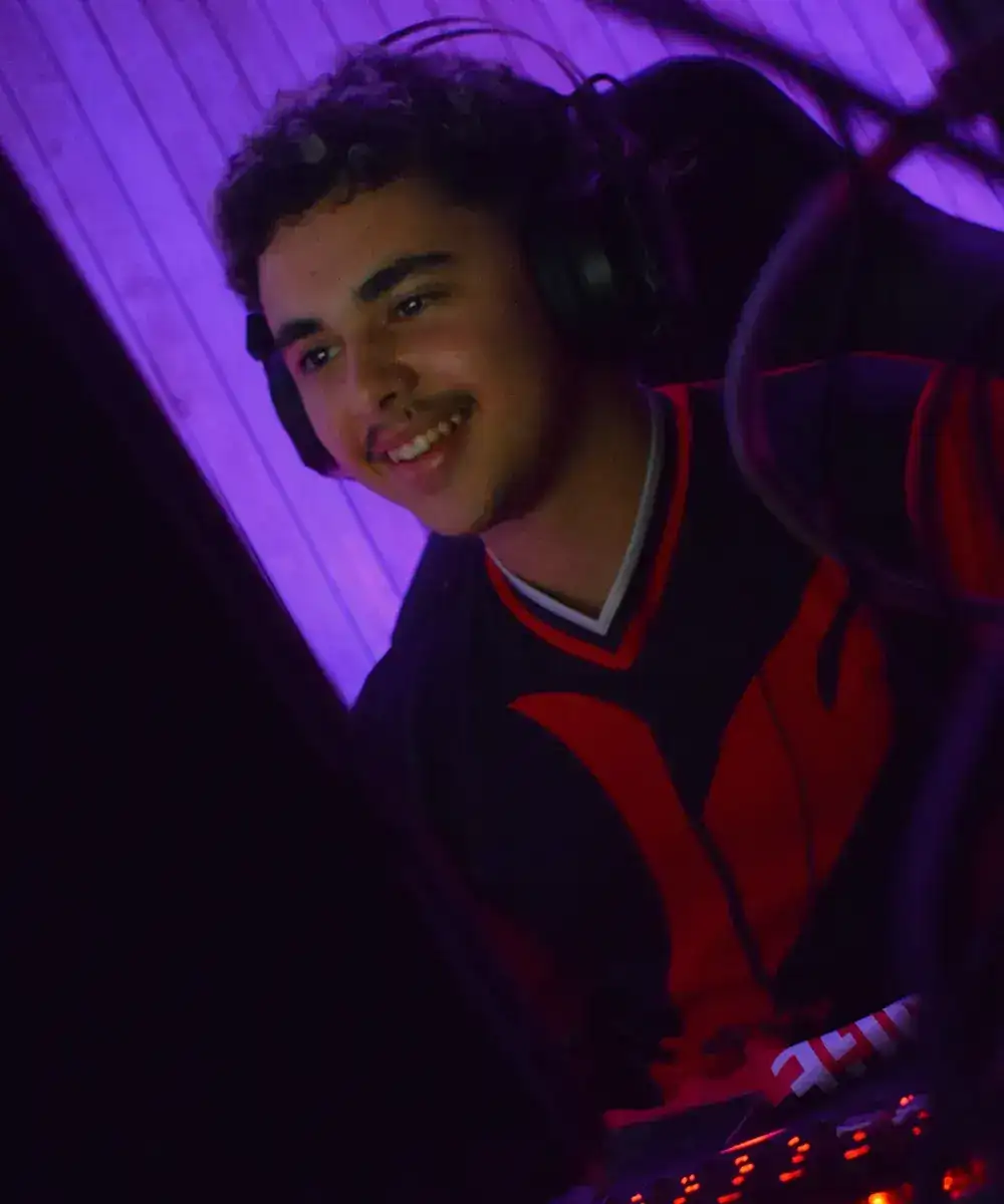 Portrait gaming en lumière violette