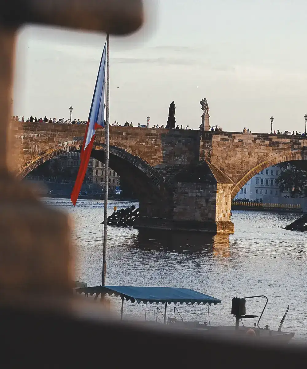 Photo de pont et rivière au coucher de soleil