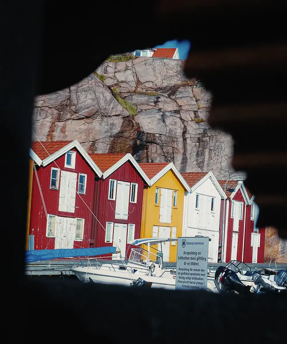 Photo de cabanes colorées au bord de l’eau