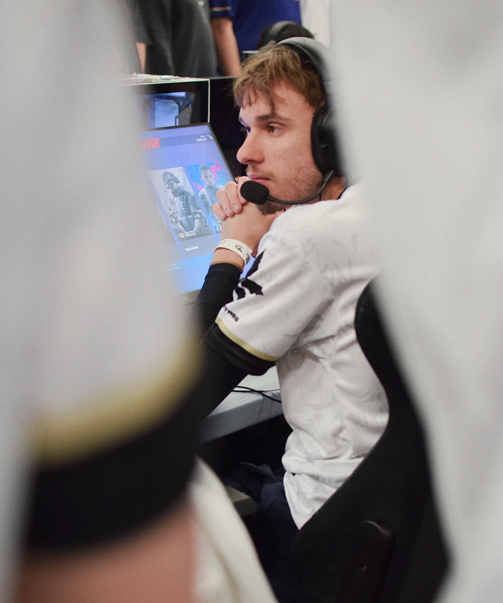 Joueur esport en LAN photographié par Arthur Constantin