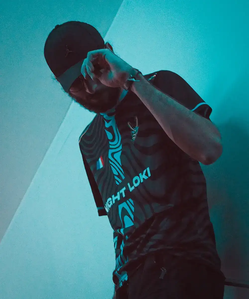 Portrait esport sous lumière cyan